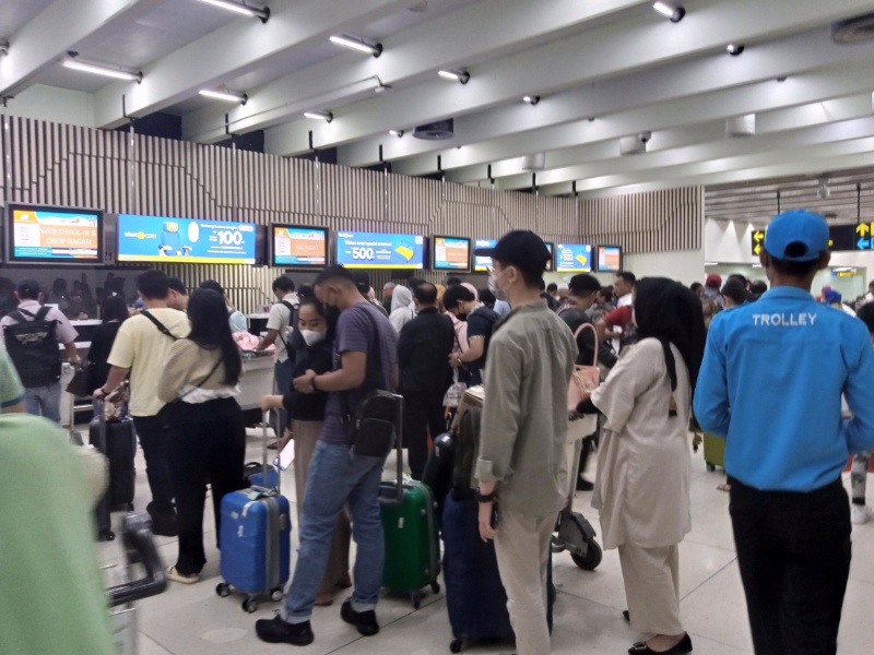 Antrean di area check in Terminal 1A Bandara Soetra