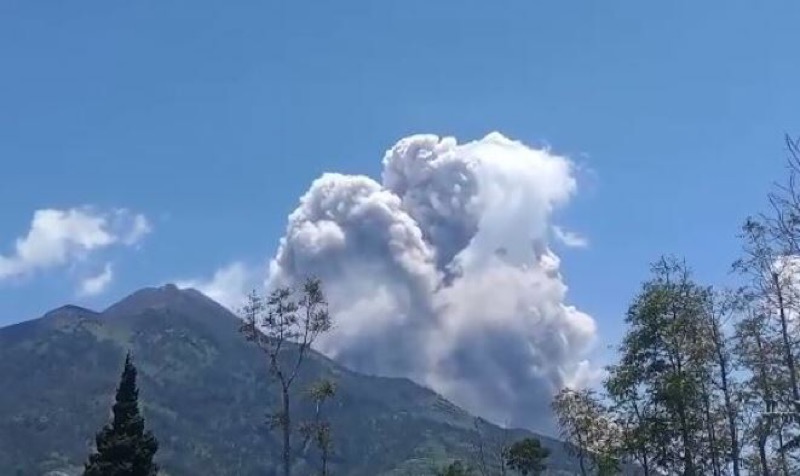 Gunung merapu erupsi. Foto: istimewa.