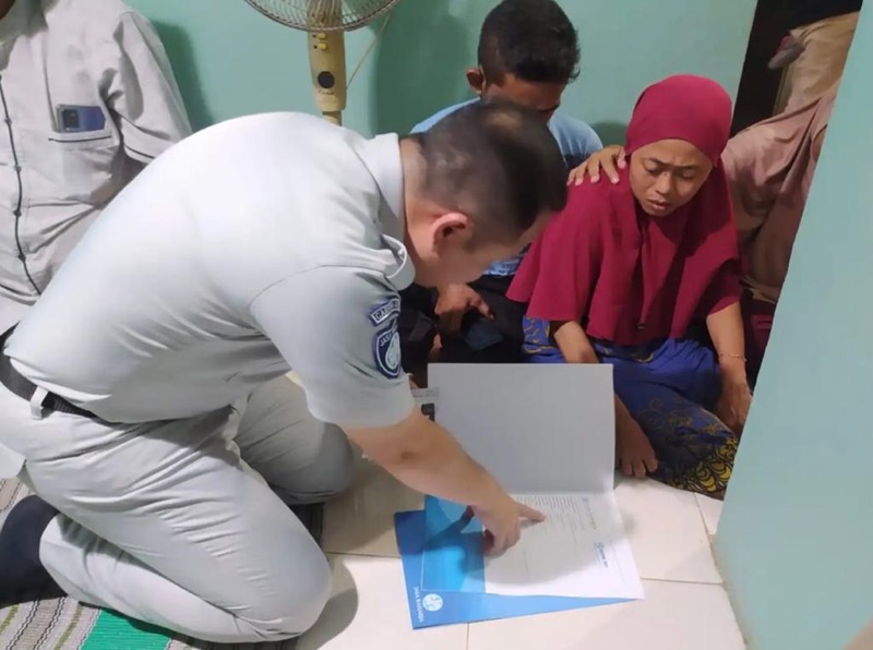 Jasa Raharja Cirebon santuni ahliwaris dua korban meninggal usai tertabrak bus Setia Negara. Foto: istimewa.