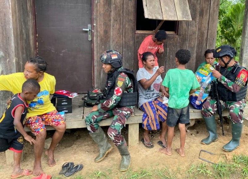 Prajurit Satgas Yonif 143/TWEJ Pos Yusuf mengunjungi warga dengan membagikan pakaian, bahan makanan dan layanan kesehatan kepada warga masyarakat di Kampung Jifangry, Distrik Yaffi, Kabupaten Keerom, Papua, Jum`at (10/3/2023). Foto: istimewa.