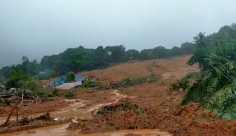 7 Eskavator Dikerahkan Buka Jalan Tertutup Longsor di Natuna. Foto: istimewa.