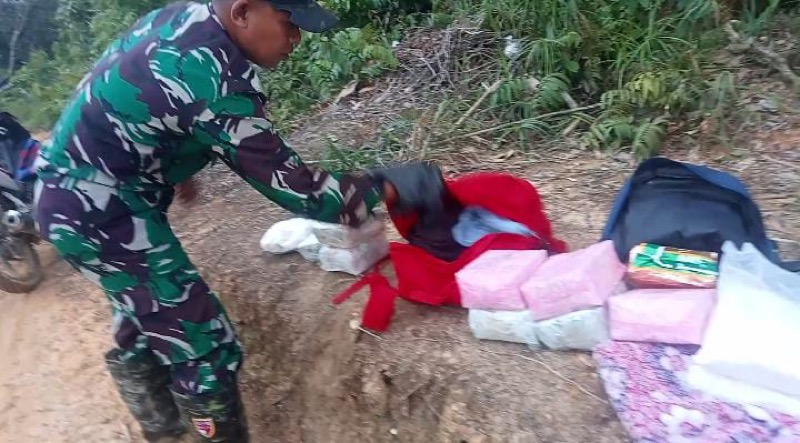 Satgas Pamtas RI - Malaysia Yonif 645/Gardatama Yudha kembali berhasil menggagalkan upaya penyelundupan sebanyak 12 paket Narkoba jenis Sabu seberat 12,9 Kg di kawasan Desa Sentabeng, Kecamatan Jagoi Babang, Kabupaten Bengkayang pada Jumat (10/3/2023). Foto: istimewa.