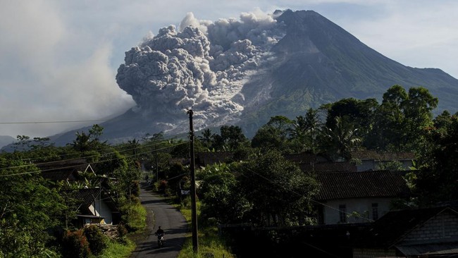 Luncuran awan panas Gunung Merapi terlihat dari Turi, Sleman, DI Yogyakarta, Minggu (12/3/2023). 