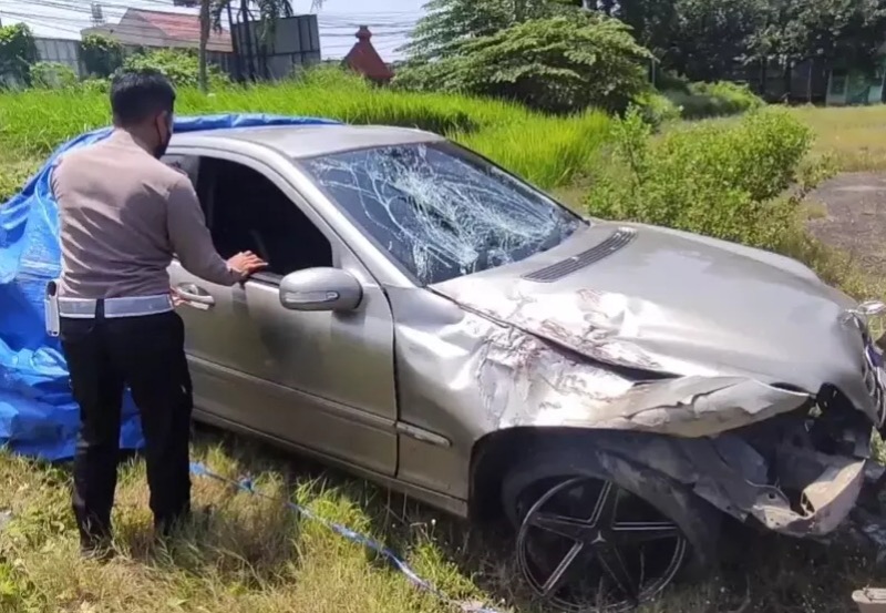 Mobil Mercy yang menabrak dua orang hendak menyeberang di Cirebon. Foto: istimewa.