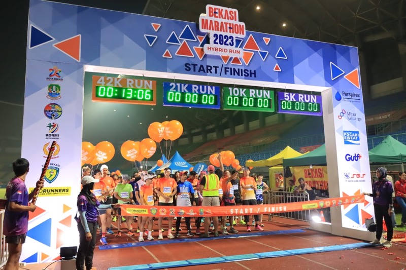 Kapolres Metro Bekasi Kota Kombes Pol Dani Hamdani melepas lomba lari Marathon dalam Bekasi Marathon 2023 Hybrid Run yang dilaksanakan dalam rangkaian memperingati HUT ke-26 Kota Bekasi, Minggu (12/3/2023) mulai pukul 06.00 wib di Stadion Patriot Chandrabhaga.