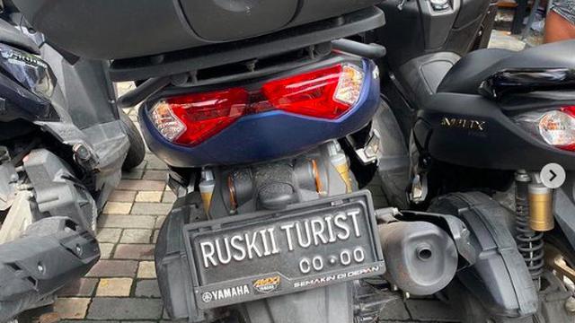 Plat nomor di motor yang digunakan turis di Bali kerap tidak mematuhi nomor polisi. 