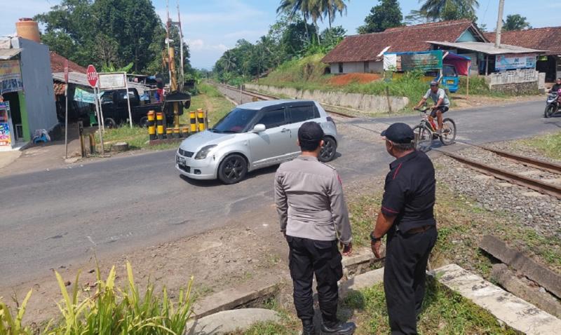 Kronologi kejadian saat itu kereta api Lodaya jurusan Solo-Bandung sedang melintasi KM 281+500 di Kampung Cisalam.