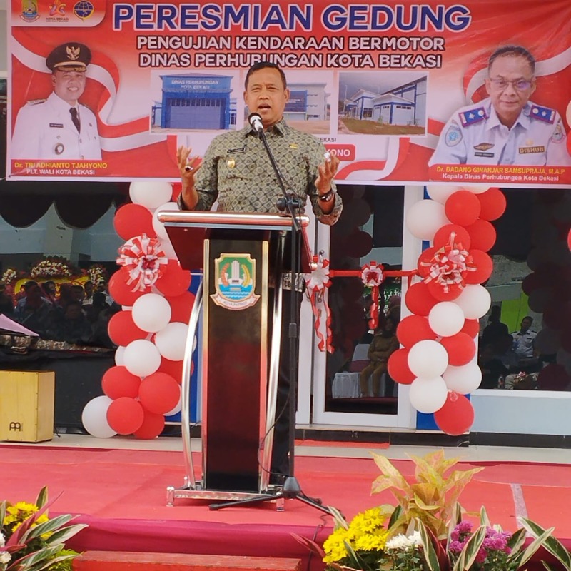 Plt Wali Kota Bekasi, Tri Adhianto meresmikan ruang ATCS dan gedung baru pengujian kendaraan bermotor.