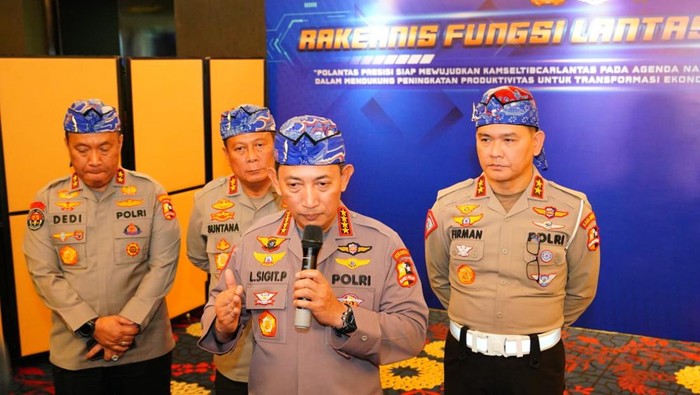 Kapolri Jenderal Listyo Sigit Prabowo dalam Rakernis Korlantas Polri 2023 di Bandung, Jawa Barat, Selasa (14/3/2023). 