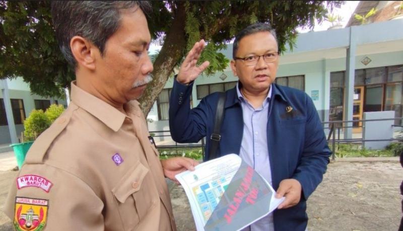 Anggota Komisi V DPRD Provinsi Jawa Barat Enjang Tedi meninjau SMA Negeri 8 Garut di Kecamatan Cilawu yang rencananya terdampak pembangunan Jalan Tol Getaci di Garut, Selasa.