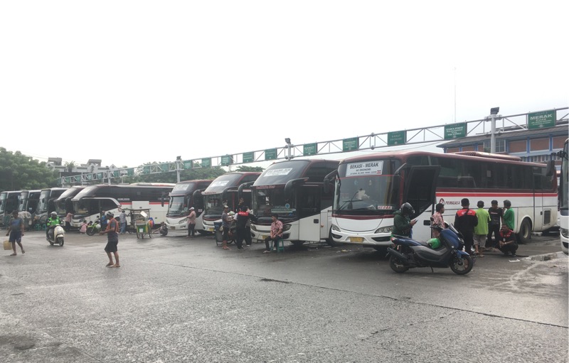 Bus Primajasa di area keberangkatan Terminal Induk Kota Bekasi, Rabu (15/3/2023).