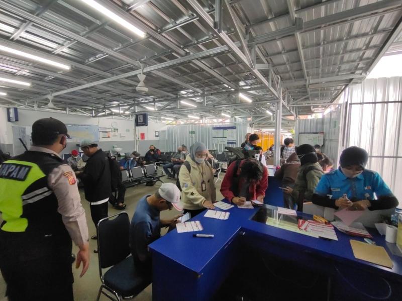 Proses pengembalian tiket penumpang KA yang dibatalkan akibat longsor di lintas Bogor Peledang - Sukabumi.