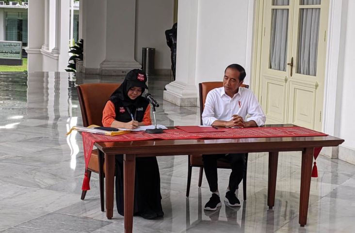 Presiden Joko Widodo (Jokowi) resmi terdaftar sebagai pemilih pada Pemilu 2024 seusai dirinya mengikuti pencocokan dan penelitian (coklit) data pemilih yang dilakukan Komisi Pemilihan Umum (KPU). 