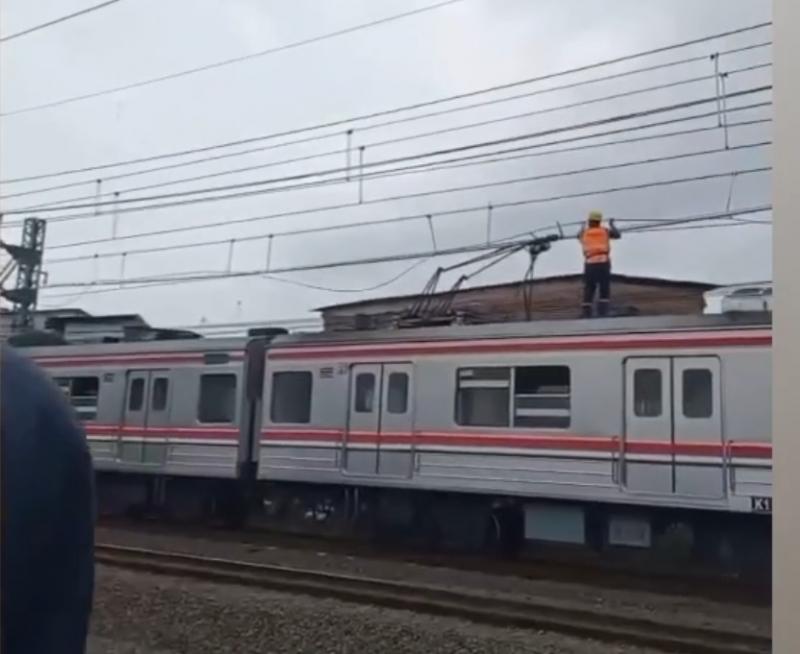 Petugas melakukan penanganan akibat pantograph tersangkut oleh kabel listrik aliran atas di dekat Stasiun Jatinegara, Rabu (15/3/2023).(foto:Instagram)