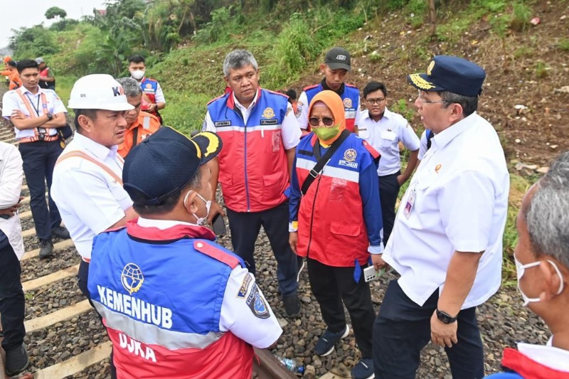 Risal Wasal di sela monitoring pascalongsor kawasan rel Bogor-Sukabumi