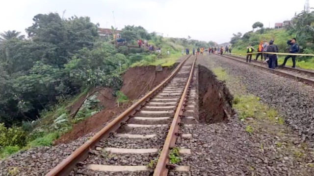  Penampakan jalur double track rel kereta api KA Pangrango Bogor Sukabumi yang longsor.