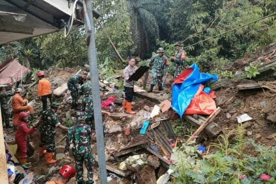 Kondisi Rabu (15/3/2023) pagi, pencarian lanjutan korban longsor TPT tebing rel kereta api yang menimpa lima rumah di RT07/RW04 Kampung Sirna Sari Kelurahan Empang, Kecamatan Bogor Selatan, Kota Bogor, Jawa Barat pada Selasa (14/3/2023) pukul 23.00 WIB. (ANTARA/Linna Susanti)