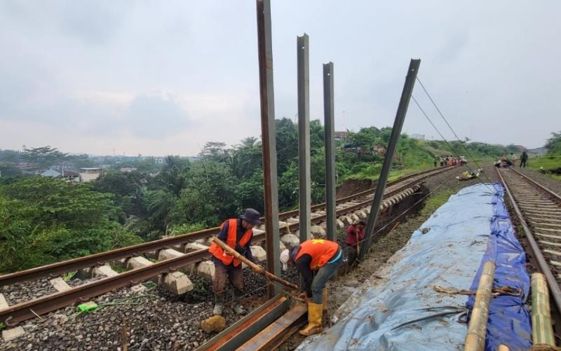 Jalur KA lintas Bogor-Sukabumi menggantung akibat longsor. Hingga Rabu (15/3/2023) malam, petugas terus berupaya untuk melakukan penanganan agar KA Pangrango bisa melalui jalur tersebut.