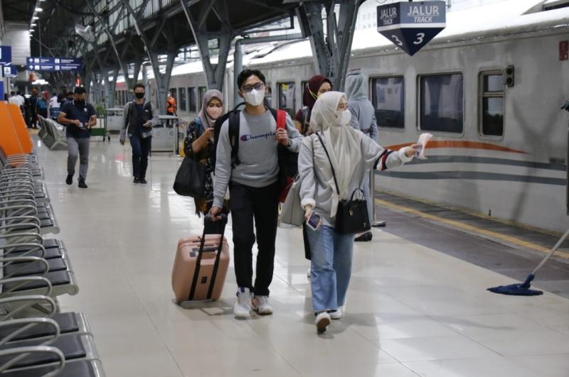 Penumpang kereta api di stasiun. (Foto/dok.KAI)