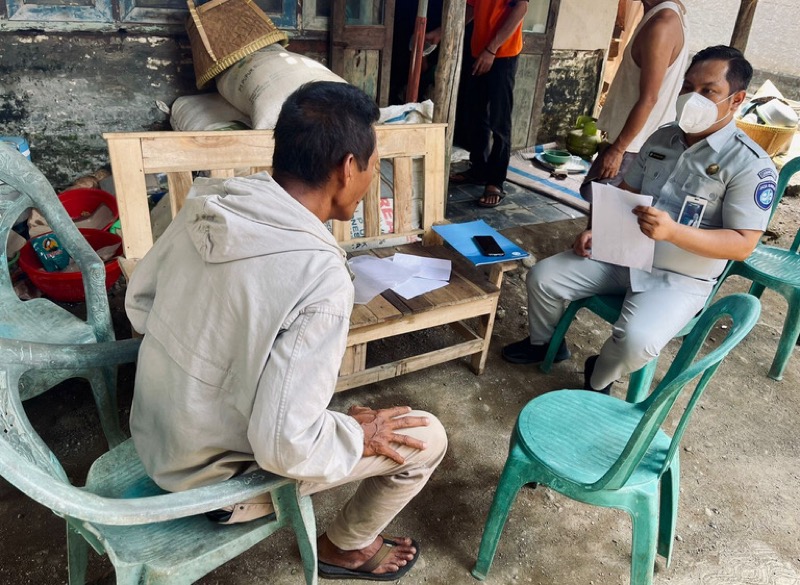 Penanggung Jawab Bidang Pelayanan Jasa raharja Perwakilan Indramayu Irfansyah melakukan survey keabsahan ahli waris di Desa Telagasari Kecamatan Lelea Kabupaten Indramayu, Selasa (14/3/2023). Foto: istimewa.