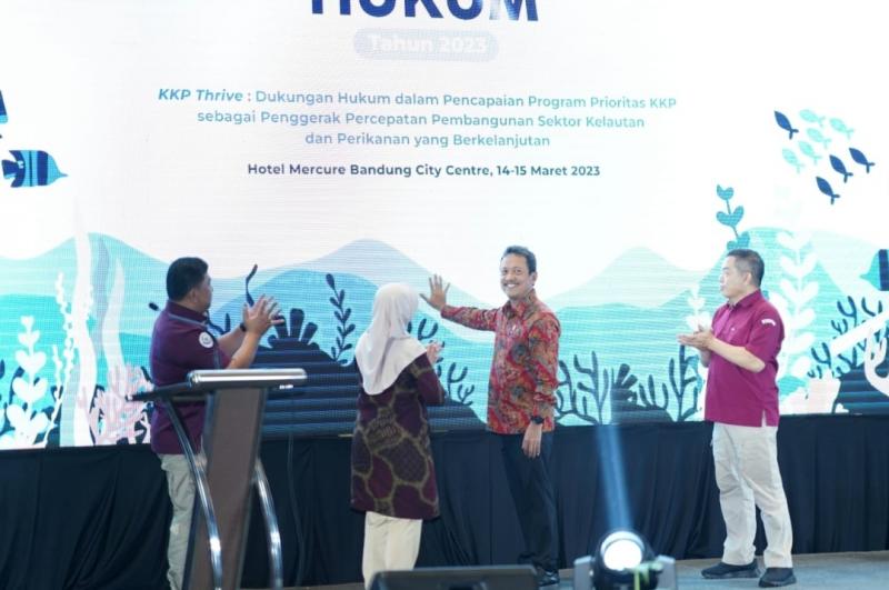 Menteri Kelautan dan Perikanan Sakti Wahyu Trenggono membuka kegiatan Forum Hukum 2023 bertemakan KP Thrive: Dukungan Hukum dalam Pencapaian Program Prioritas KKP sebagai Penggerak Percepatan Pembangunan Sektor Kelautan dan Perikanan yang Berkelanjutan, di Bandung, Jawa Barat, Selasa (14/3/2023). 