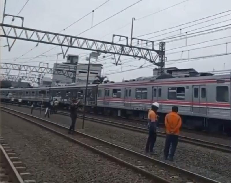 Perjalanan KRL alami gangguan di dekat Stasiun Jatinegara, Rabu (15/3/2023).