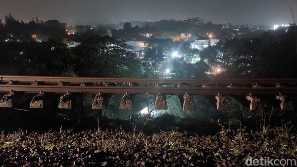 Rel menggantung akibat longsor di Bogor (Foto: Muchamad Sholihin/detikcom) 