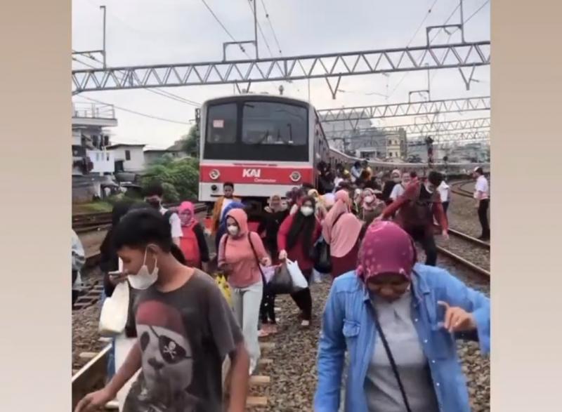 Perjalanan KRL alami gangguan di dekat Stasiun Jatinegara, Rabu (15/3/2023).(foto:Instagram)