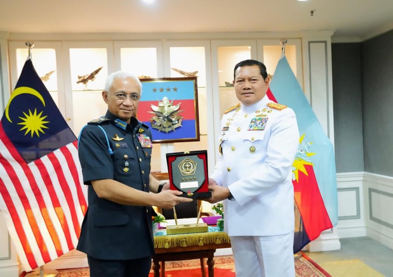 Dalam upaya meningkatkan kapabilitas dan confidence building measure untuk kepentingan nasional dan turut serta secara aktif menjaga keamanan dan stabilitas kawasan, Panglima TNI Laksamana TNI Yudo Margono melaksanakan introductory visit kepada Panglima Angkatan Tentara Malaysia (ATM) Jeneral Tan Sri Dato` Sri Haji Affendi Bin Buang, bertempat di Wisma Pertahanan, Malaysia, Selasa (14/3/2023). Foto: istimewa.