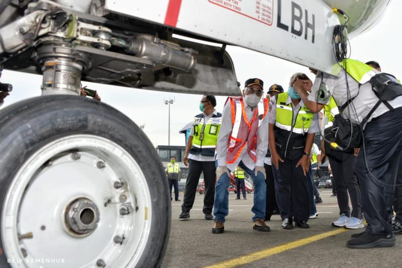 Menteri Perhubungan (Menhub) melakukan peninjauan pelaksanaan inspeksi keselamatan atau ramp check pesawat yang dilakukan secara periodik oleh Ditjen Perhubungan Udara di Bandara Internasional Soekarno-Hatta, Tangerang, Banten, pada hari Ahad (17/1/2021). (Ilustrasi) 