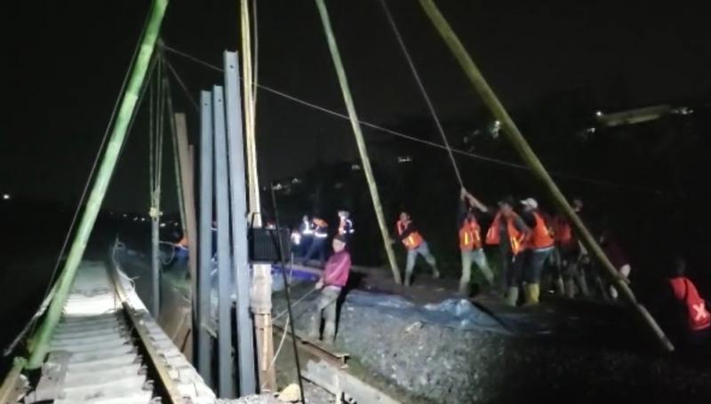 Petugas terus melakukan upaya perbaikan di jalur rel KA yang terdampak longsor di Jalur Bogor-Sukabumi hingga Rabu (15/3/2023) malam.