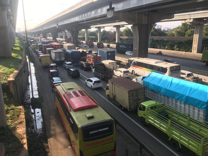 Kendaraan tersendat di Tol Bekasi Timur arah Jakart, Kamis (16/3/2023) sore.