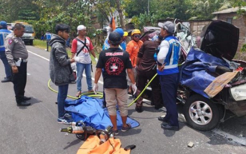 Kecelakaan beruntun melibatkan tujuh kendaraan terjadi di dalam Tol Jatingaleh-Krapyak Semarang. Foto: istimewa.