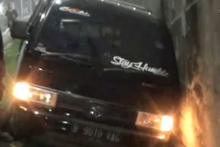 Mobil pikap ditabrak minibus sampai terpental ke parit di Gerbang Tol Depok - Antasari(Tangkapan layar YouTube KOMPAS TV)