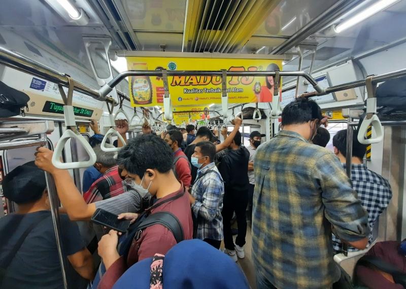 Suasana di rangkaian KRL yang berjalan dari arah Cikarang hendak menuju stasiun akhir di Angke, Kamis (16/3/2023).