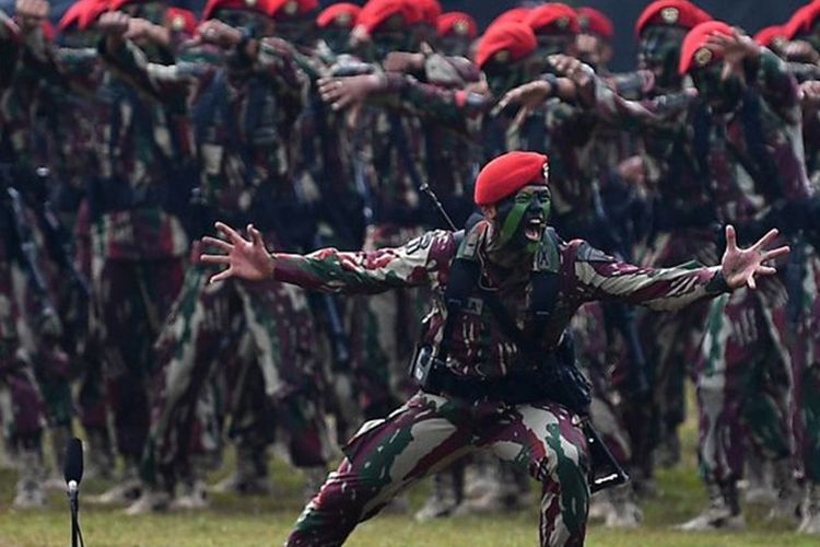Prajurit Kopassus tengah beraksikan meningkatkan mental.