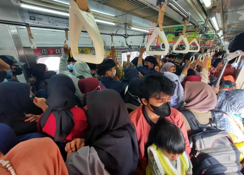 Suasana KRL lin Bekasi yang telah berjalan dari Jatinegara arah Manggarai dan akan ke Bekasi pada Jumat (17/3/2023) sore.