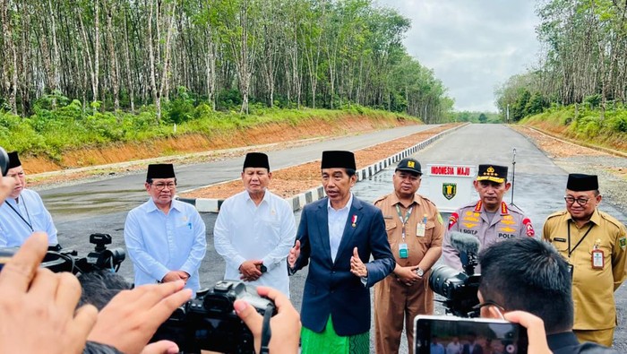 Presiden Joko Widodo meresmikan Jalan Nan Sarunai Ruas Simpang 4 Islamic Center-Tanjung Selatan, Kabupaten Tabalong, Kalimantan Selatan. 