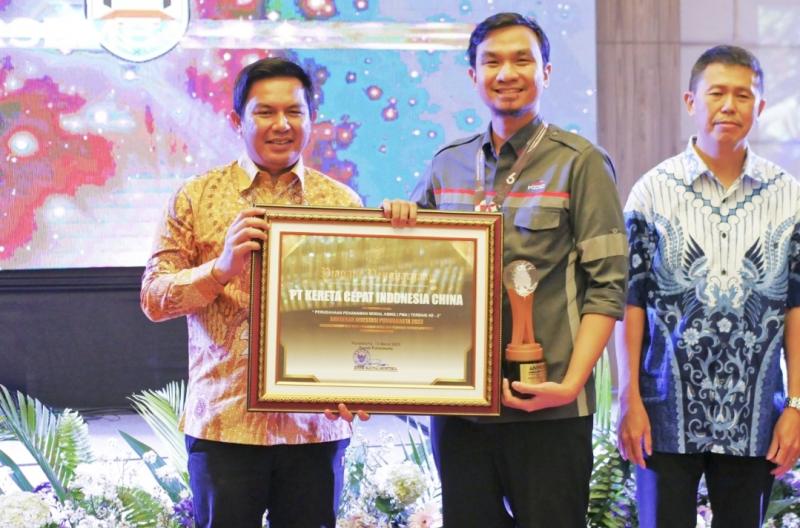 KCIC terima penghargaan pada Anugerah Investasi Purwakarta. (Ist)