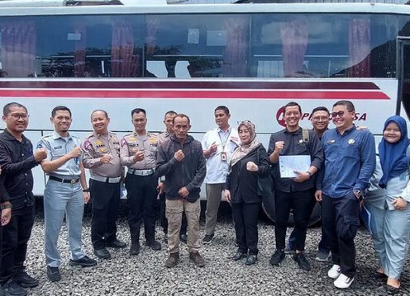 Kepala Jasa Raharja Perwakilan Tasikmalaya Amnan Ghozali bersama P3D, Bapenda dan Ditlantas Polda Jawa Barat (Jabar) mengunjungi Perusahaan Otobus (PO) Primajasa di Tasikmalaya, Jumat (17/3/2023). Foto: istimewa.