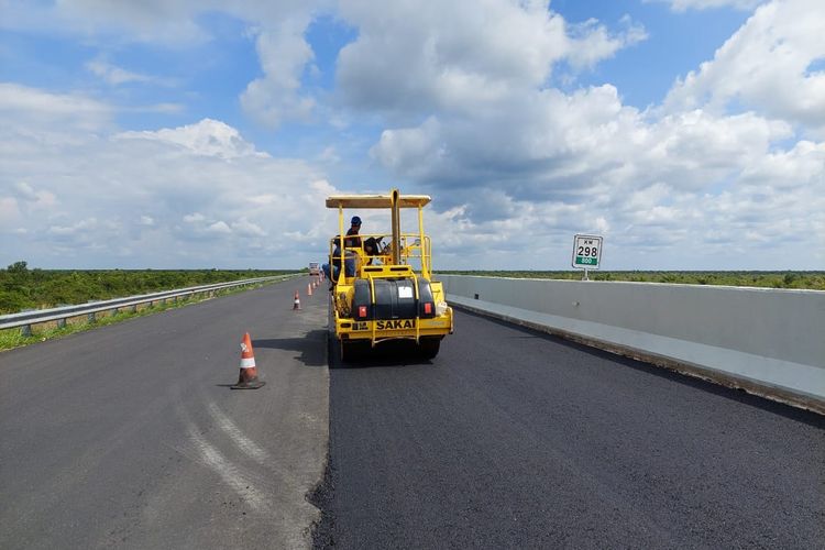 Proses perbaikan jalan tol Lampung - Palembang yang dikebut menjelang momen arus mudik Lebaran 2023, Ahad (19/3/2023).(DOK. Hutama Karya)