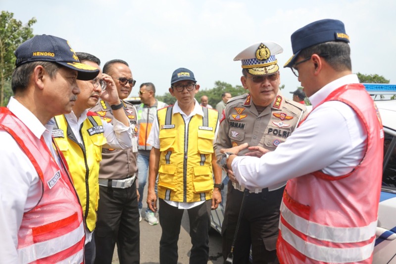 Kepala Korps Lalu Lintas (Korlantas) Polri Irjen Pol Firman Shantyabudi bersama Kabagops Korlantas Polri Kombes Pol Eddy Djunaedi mendampingi Menteri Perhubungan Budi Karya Sumadi meninjau KM 81 dalam kesiapan pengendalian arus mudik lebaran idul fitri tahun 2023. Foto: istimewa.