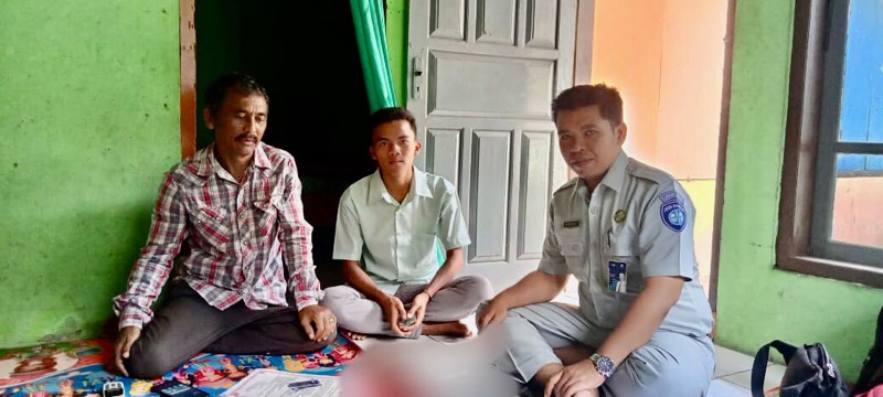 Penanggung Jawab Jasa Raharja Samsat Sukaraja Kabupaten Tasikmalaya melakukan survey keabsahan ahli waris di Kecamatan Pancatengah Kabupaten Tasikmalaya, Sabtu (18/3/2023). Foto: istimewa.