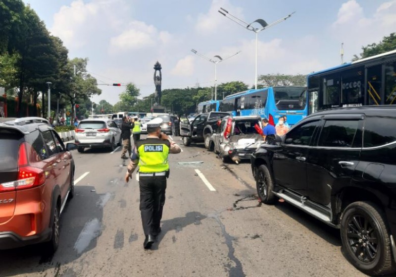 Kecelakaan beruntun melibatkan 5 kendaraan terjadi di Kawasan Bundaran Senayan, Jakarta Selatan (Jaksel), Minggu(19/3/2023). Foto: istimewa.