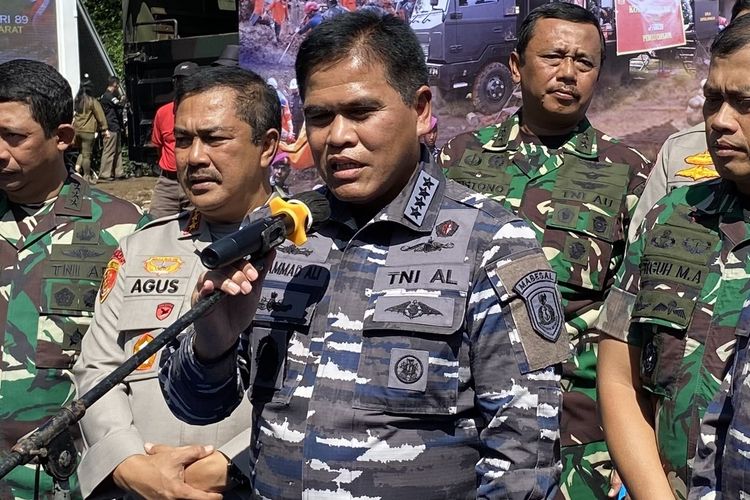 Kepala Staf Angkatan Laut (KSAL) Laksamana Muhammad Ali di sela-sela bakti sosial korban gempa di Desa Cibulakan, Kecamatan Cugenang, Kabupaten Cianjur, pada Sabtu (18/3/2023).(NIRMALA MAULANA ACHMAD)