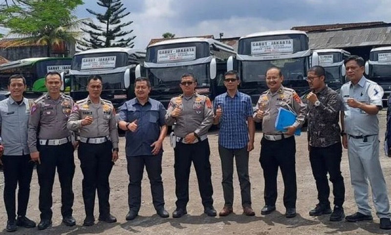 Menindaklanjuti hasil rapat Team Pembina Samsat Polda Jabar, sebagai Upaya Optimalisasi Penerimaan Asli Daerah khususnya dari Sektor Pajak Kendaraan Bermotor serta tindak lanjut amanat Undang Undang nomor 22 tahun 2009 pasal 74 tentang Lalu Lintas dan Angkutan Jalan. Foto: istimewa.