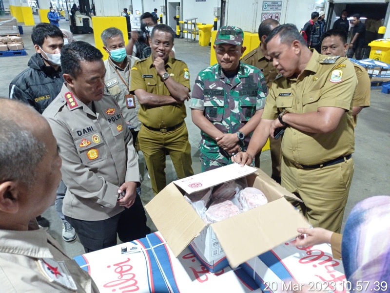 Menjelang bulan suci Ramadhan 1444 H, Kapolres Metro Bekasi Kota bersama Plt Wali Kota Bekasi dan Forkopimda  Kota Bekasi melaksanakan sidak kesedian kebutuhan bahan Pokok dan Stabilitas Harga pangan di Kota Bekasi bertempat di Pasar Baru, Margahayu, Kota Bekasi (20/3/2023).