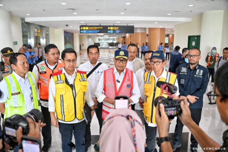 Menhub Budi Karya Sumadi di Bandara Kertajati