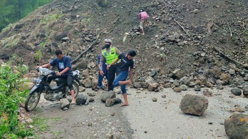 Tanah longsor menutup akses Jalan Raya Gununghalu, Kecamatan Gununghalu, Kabupaten Bandung Barat (KBB). Foto: istimewa.