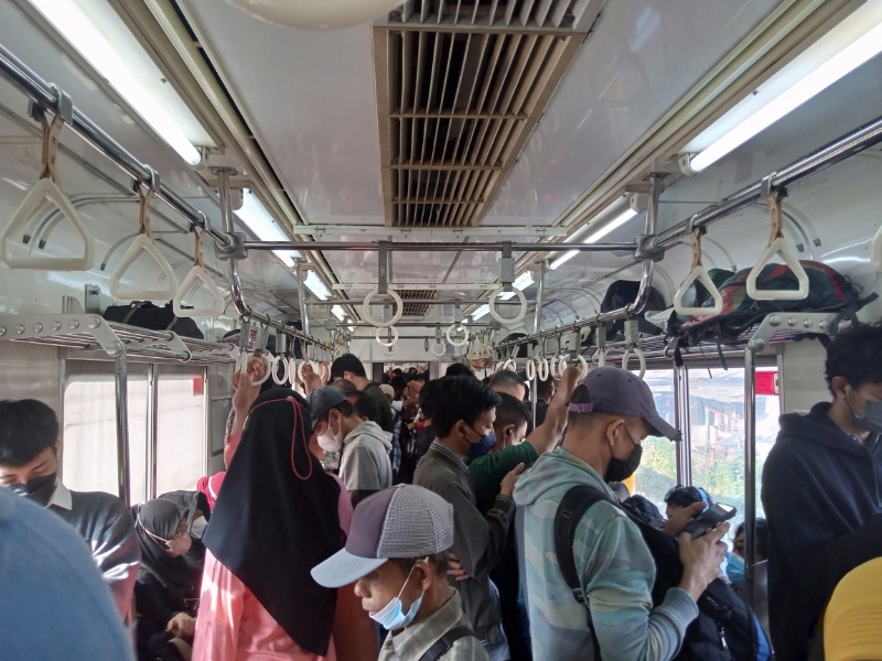 Suasana di KRL tujuan akhir Jakarta Kota pagi ini